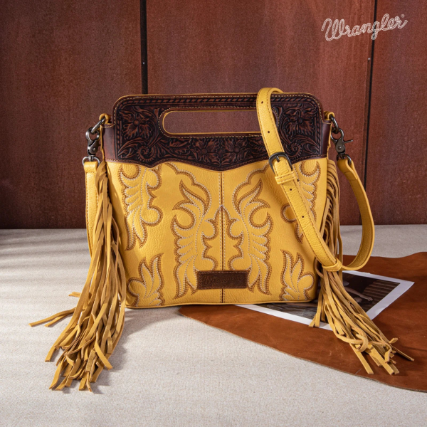 Bolsa Wrangler con Flecos Tipo Bota Cincelada Mostaza Barbas WG110-G2010MST