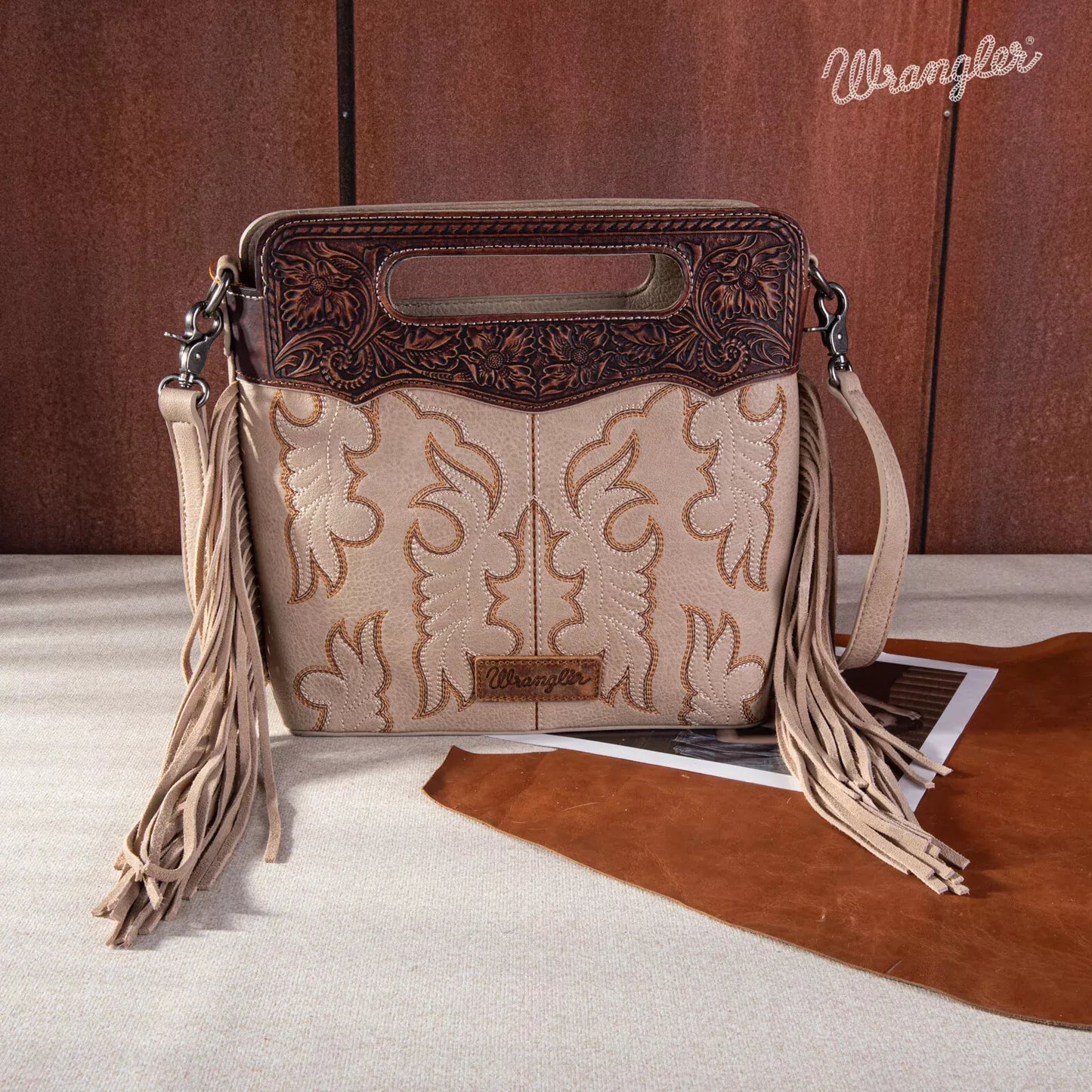 Bolsa Wrangler con Flecos Tipo Bota Cincelada Beige Barbas WG110-G2010TN