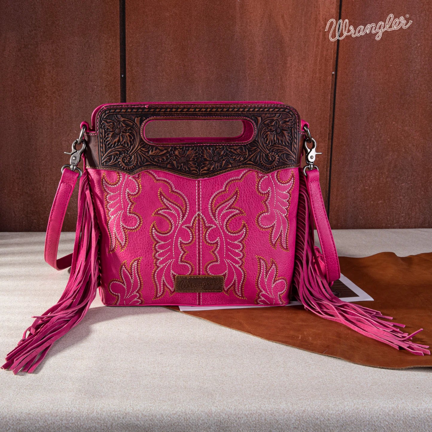Bolsa Wrangler con Flecos Tipo Bota Cincelada Rosa Barbas WG110-G2010HPK