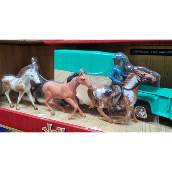 JUGUETE CAMIONETA CON REMOLQUE Y CABALLOS MENTA CHEVROLET CLASICA ESCALA 1:43