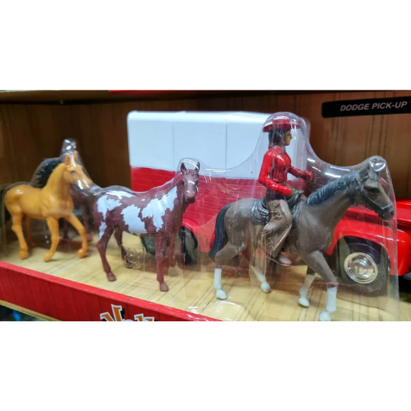 JUGUETE CAMIONETA CON REMOLQUE Y CABALLOS ROJA DODGE CLASICA ESCALA 1:43
