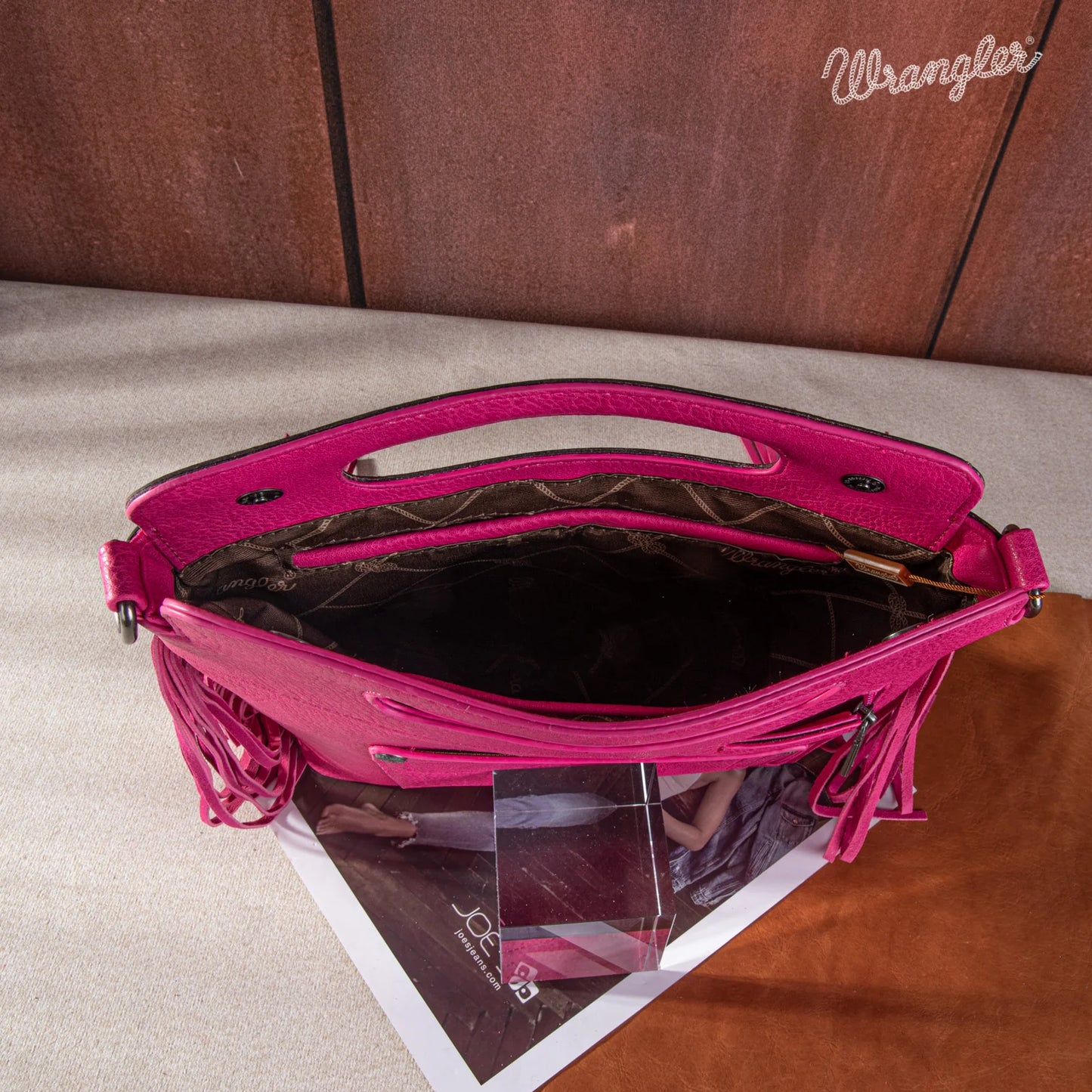 Bolsa Wrangler con Flecos Tipo Bota Cincelada Rosa Barbas WG110-G2010HPK