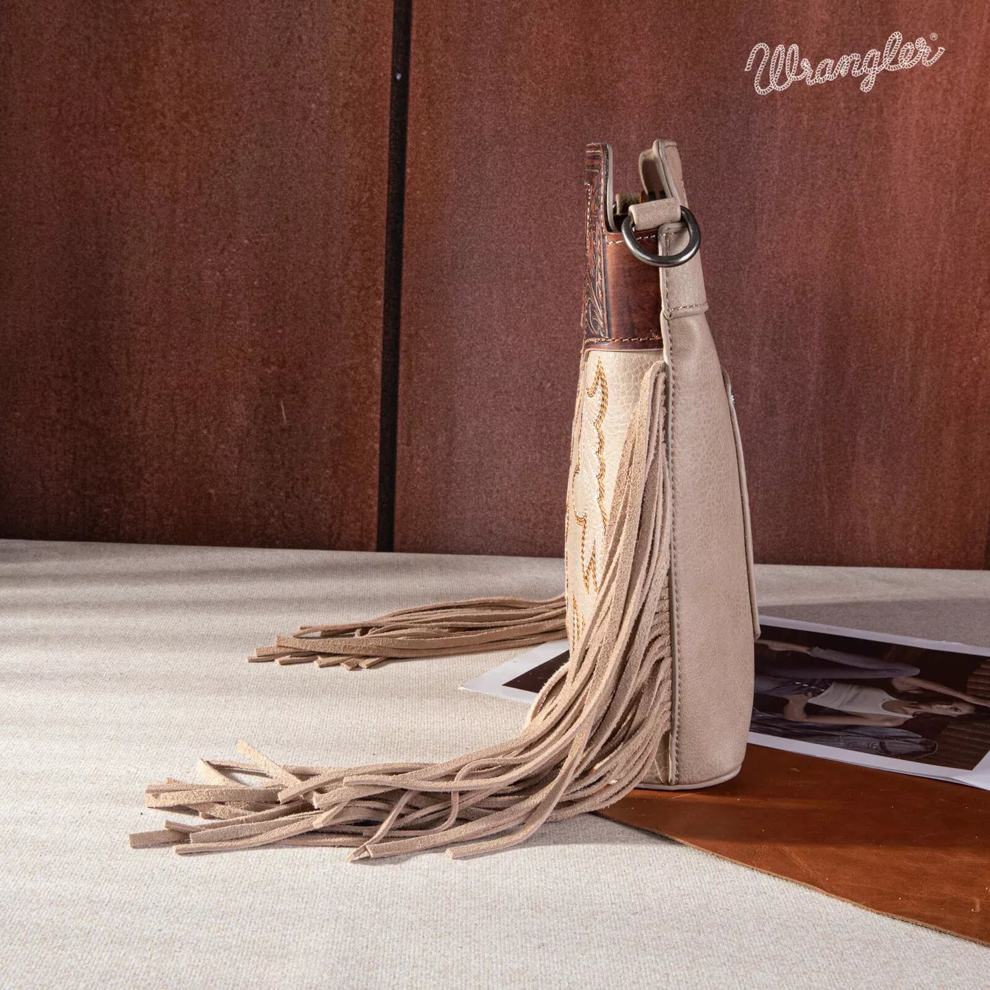 Bolsa Wrangler con Flecos Tipo Bota Cincelada Beige Barbas WG110-G2010TN