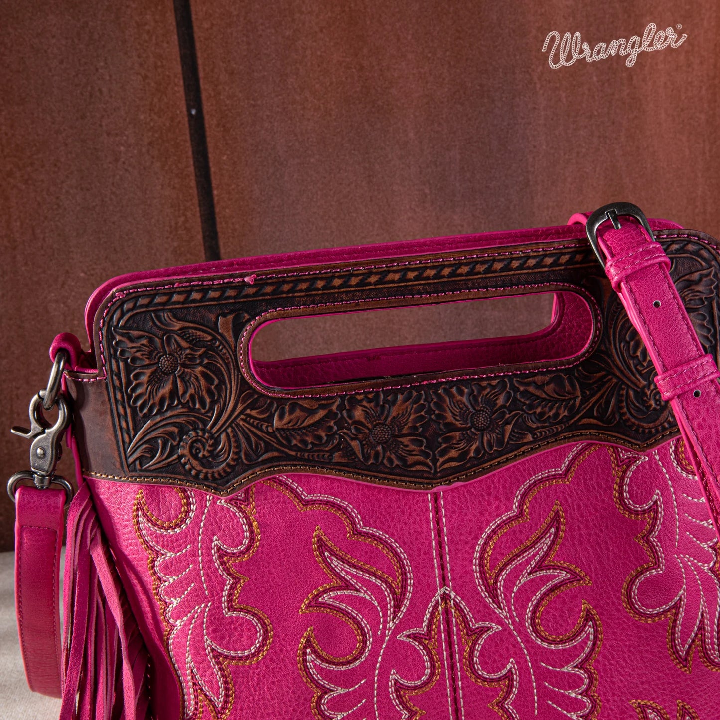 Bolsa Wrangler con Flecos Tipo Bota Cincelada Rosa Barbas WG110-G2010HPK