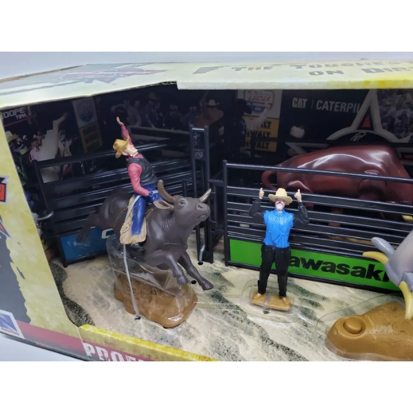 JUGUETE PBR RODEO CON JINETES Y TORO QUE REPARA ESCALA 1:43
