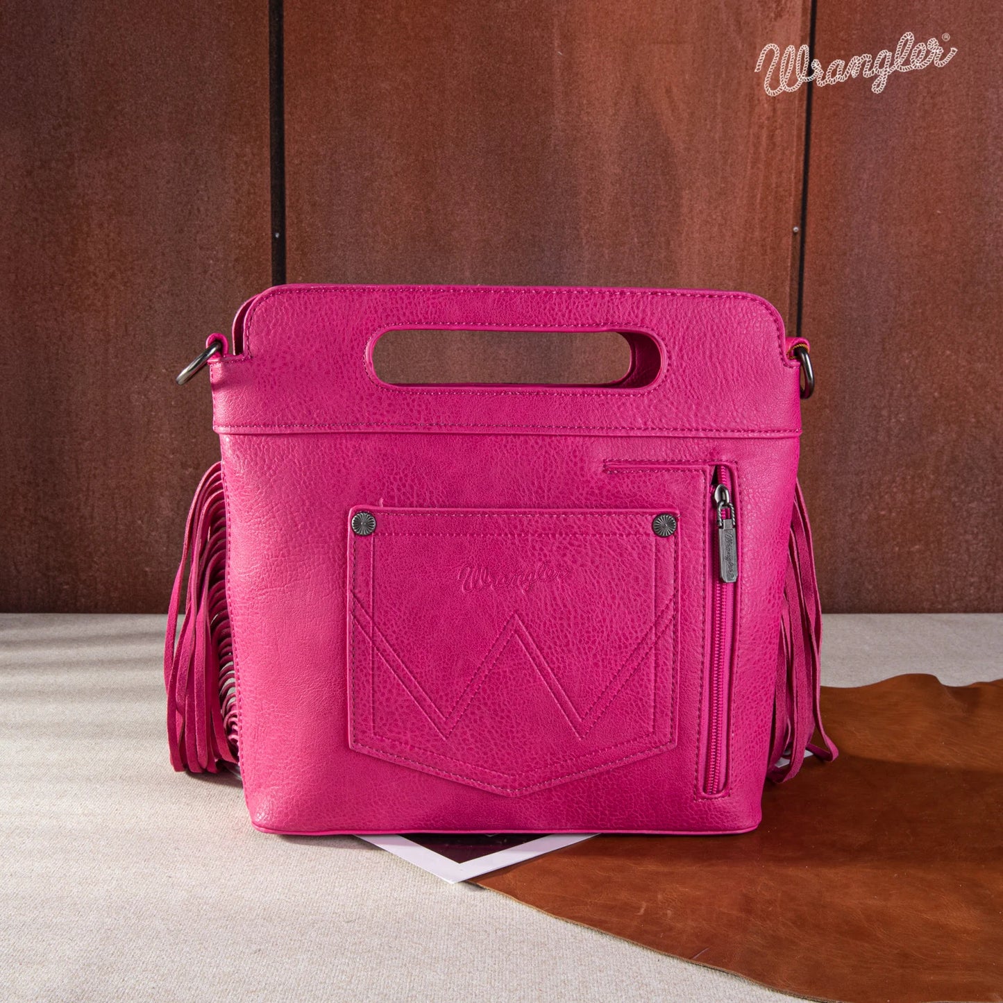 Bolsa Wrangler con Flecos Tipo Bota Cincelada Rosa Barbas WG110-G2010HPK