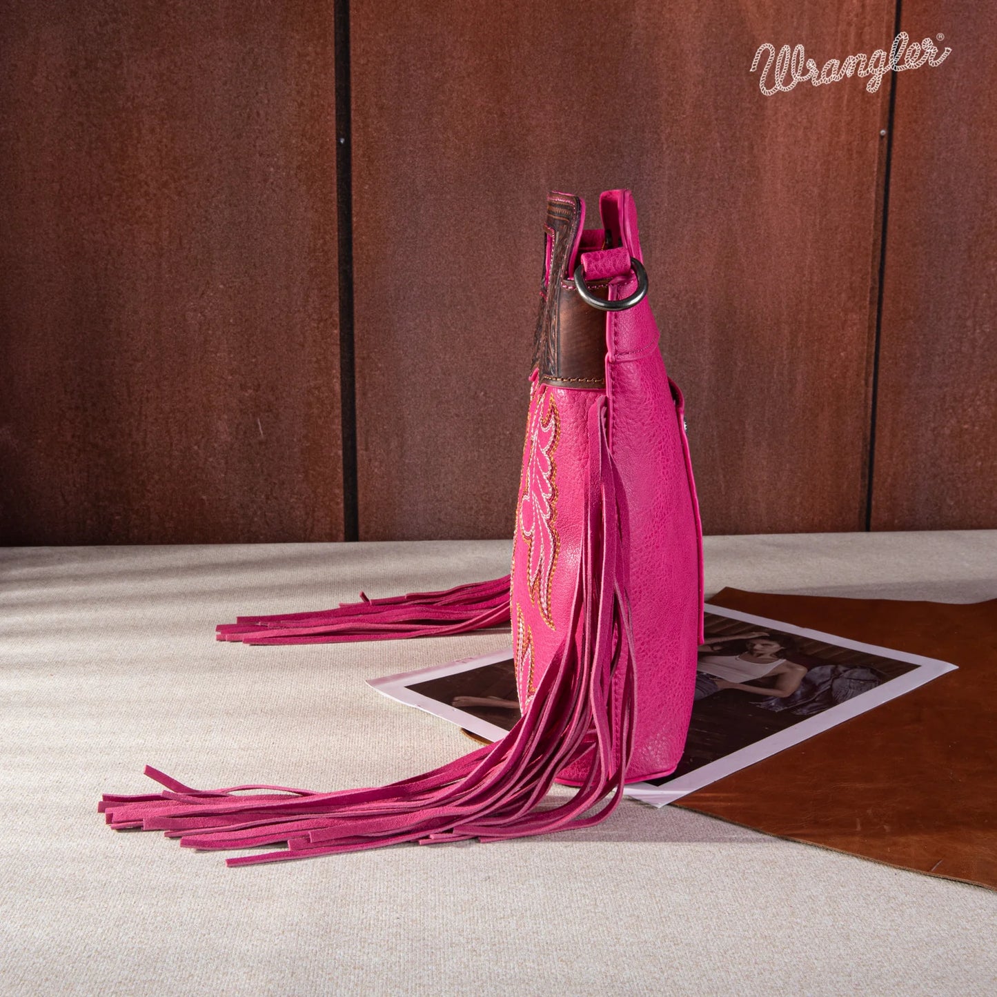 Bolsa Wrangler con Flecos Tipo Bota Cincelada Rosa Barbas WG110-G2010HPK